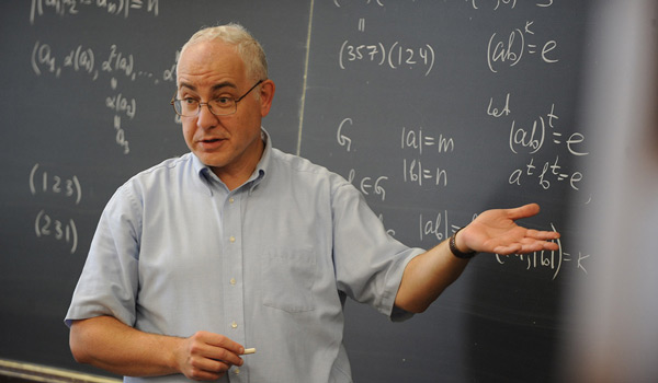 A math professor at 51̳ University teaching a class.
